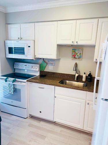 Welcoming 2-bedroom condo with bonus room! in 印度海岸