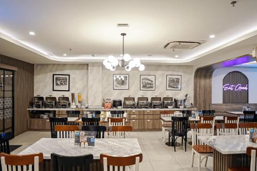 Restoran, Front One Boutique Hotel Taman Anggrek in Cakarta