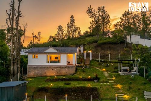 StayVista at Rustling Pine with Bonfire, BBQ & Lawn