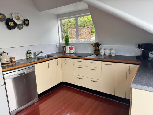Belleview Cottage- Cute cottage with views of sea, city and snowpeeks in Mount Pleasant