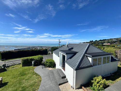 Belleview Cottage- Cute cottage with views of sea, city and snowpeeks in Mount Pleasant