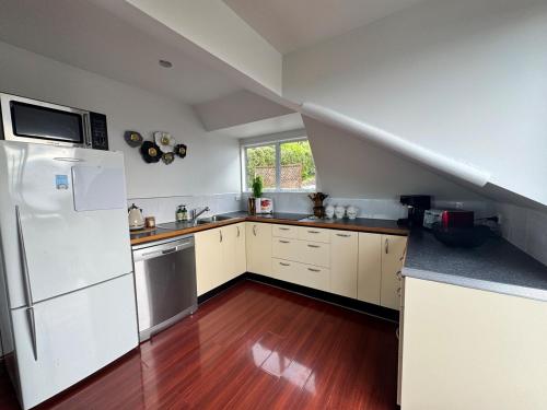 Belleview Cottage- Cute cottage with views of sea, city and snowpeeks in Mount Pleasant