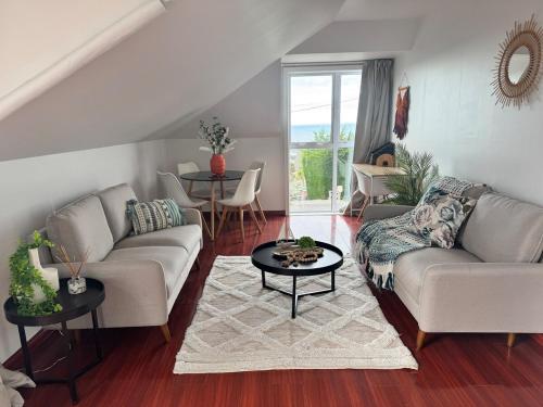 Belleview Cottage- Cute cottage with views of sea, city and snowpeeks in Mount Pleasant