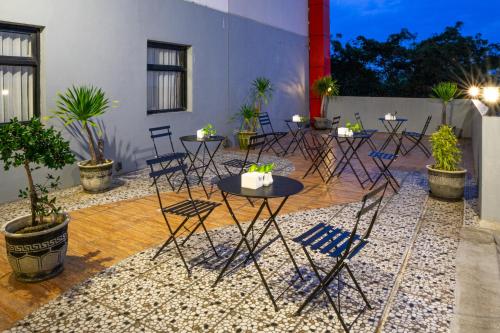 บราเดอร์ อินน์ (Brothers Inn) in เซเรงัน