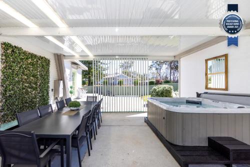 Wavesong on Watts - Pet Friendly with Spa