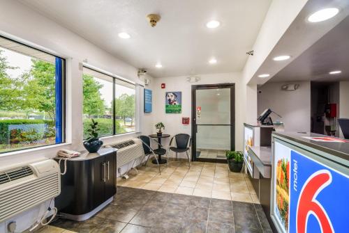 Lobby, Motel 6-Rolling Meadows, IL - Chicago Northwest in Rolling Meadows (IL)