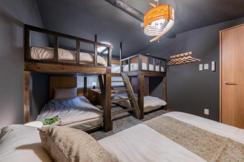 最寄り駅徒歩4分 リニューアルした貸切の一軒家 ベッド7台 バスルーム2台