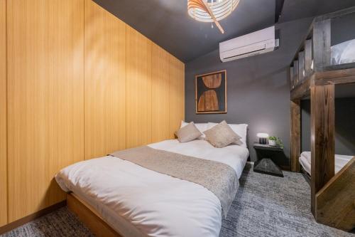 最寄り駅徒歩4分 リニューアルした貸切の一軒家 ベッド7台 バスルーム2台