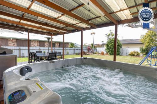 Villa Maris - Pet Friendly with Spa & Fire Pit – khách sạn tại Callala Beach