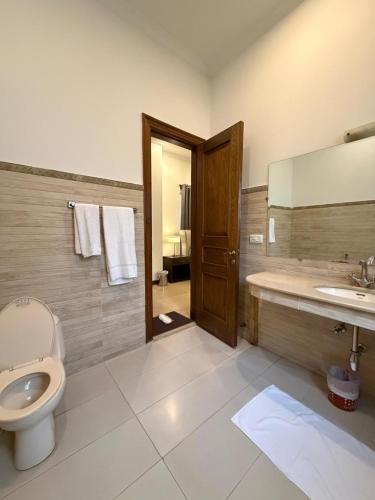 Rhodium Elite Hotel – Islamabad, OH
