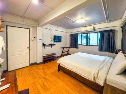 room detail thumbnail 0