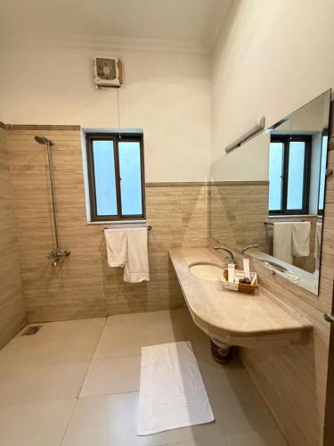 Rhodium Elite Hotel – Islamabad, OH