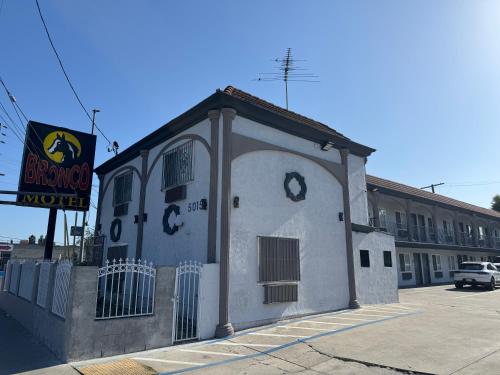 Bronco Motel South Central