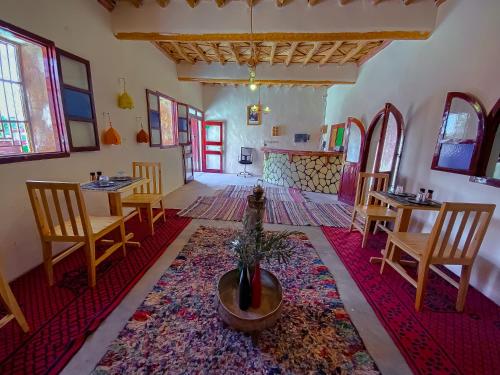 Restorāns, Maison d'hôtes imouzzar asfalou (Maison d'hotes imouzzar asfalou) in Aitbenhado