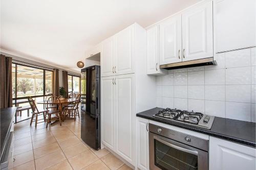 Konyha, Farm Lake Sauna Retreat Mandurah in Herron