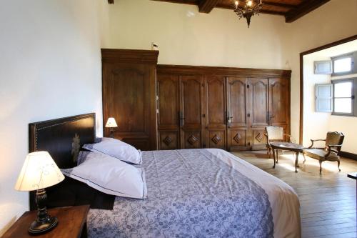 1 queen bed, 3 twin beds