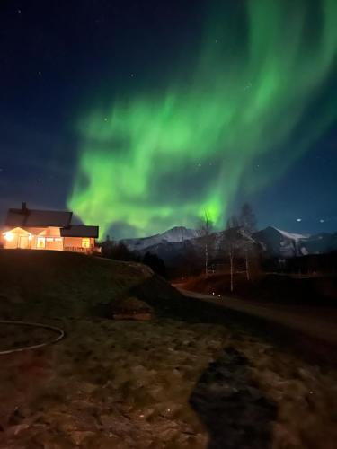 Feriehus midt mellom Tromsø og Senja in Storsteinnes