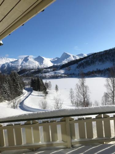 Feriehus midt mellom Tromsø og Senja in Storsteinnes