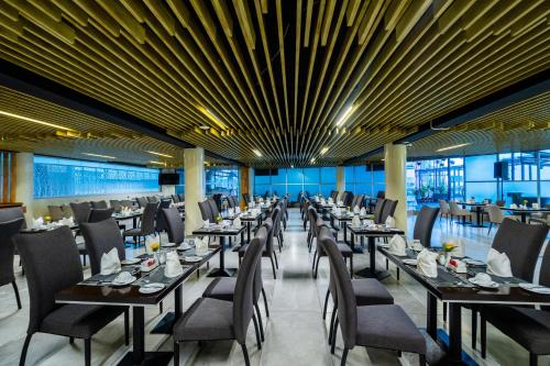 ห้องอาหาร, อซัวร์ แอร์พอร์ต โฮเต็ล แอนด์ คอนเวนชั่น เซ็นเตอร์ (Azure Airport Hotel & Convention Center) in อาทิริเวอร์