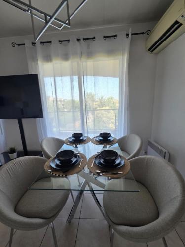 Charming 2 bedroom with sea view, pool and parking in La Fontonne