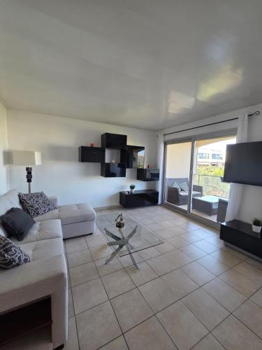 Charming 2 bedroom with sea view, pool and parking in La Fontonne