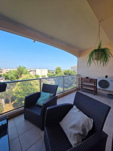 Charming 2 bedroom with sea view, pool and parking in La Fontonne