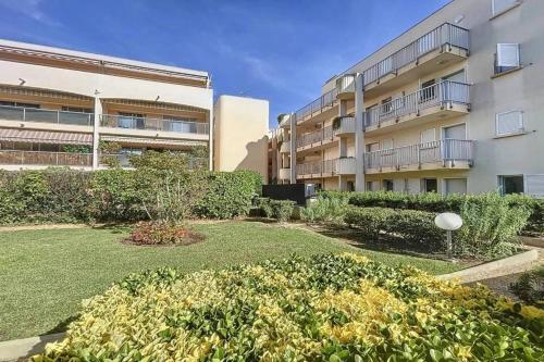 Charming 2 bedroom with sea view, pool and parking in La Fontonne