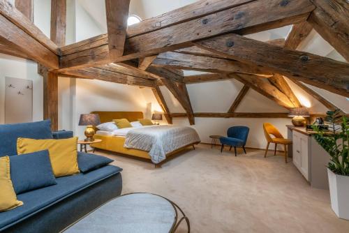 1 king bed, 1 sofa bed