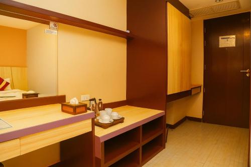 room detail thumbnail 2