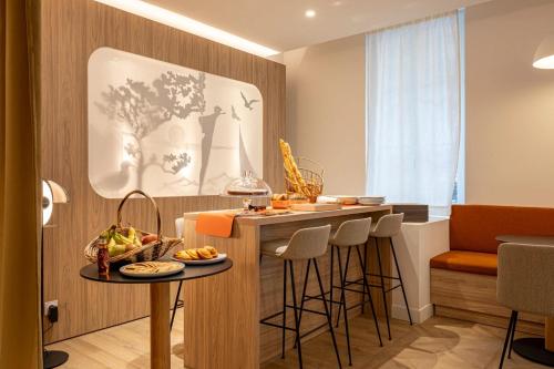 Food and beverages, Dantan Hotel in Boulogne-Billancourt