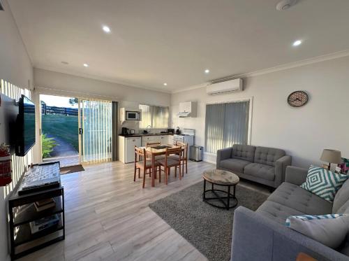 Blueberry Hills On Comleroy Farmstay - B&B and Self-Contained Cottages in เคอราจอง ไฮจ์