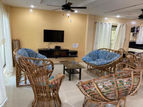 Amami Beachfront Bungalows & Villa in Aninuan