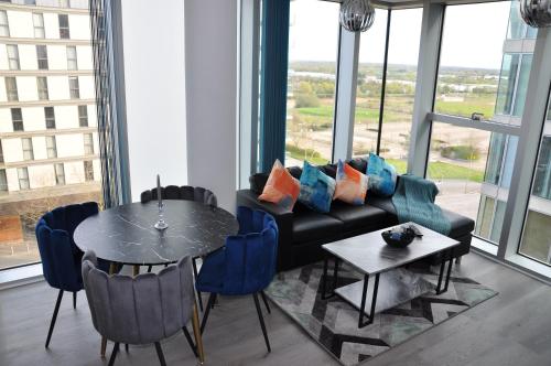 Modern 2-Bed Apartment, The Hub MK, Free Parking & Smart TV