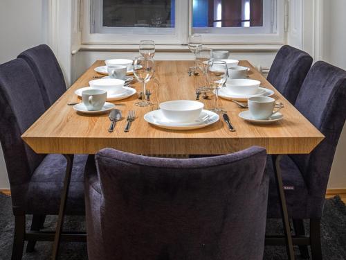 Super Central Two-Bedroom Apartment City Center - 1 min walk to St Stephens Cathedral - image 9
