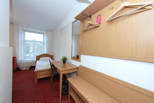 2 double beds, 1 twin bed