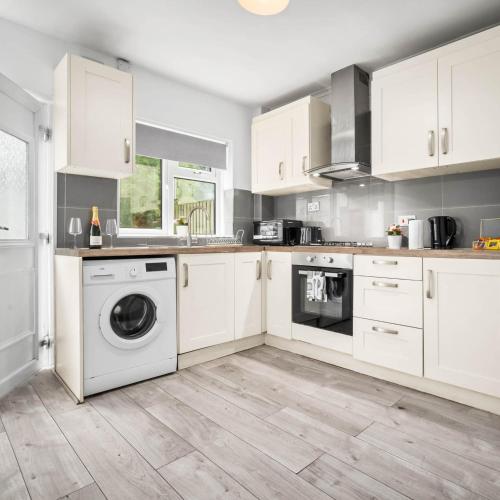 Konyha, 3 Bedrooom House - Garden - Fast WIFI - Private Driveway Parking 215R in Perry Common