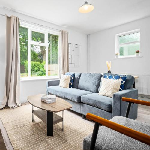 3 Bedrooom House - Garden - Fast WIFI - Private Driveway Parking 215R in Perry Common