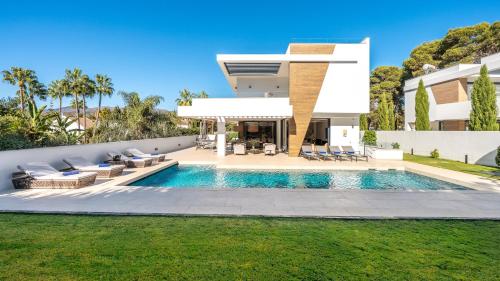 VACATION MARBELLA I Villa La Plage, Luxury Villa, Private Heated Pool, Rooftop Hot Tub, Walking Distance to the Finest Beaches gîte à louer Elviria
