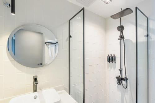 grey l studio apartments Downtown Cairo Ouzonian House - image 7