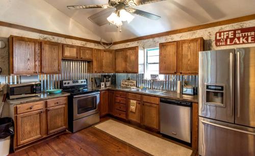 Superb Cabin Rental with Private Hot Tub on Toledo Bend Lake in Louisiana in Joaquin (TX)