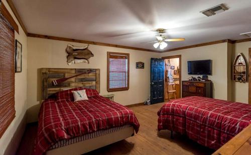 Superb Cabin Rental with Private Hot Tub on Toledo Bend Lake in Louisiana in Joaquin (TX)