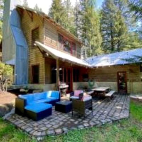 . Immaculate Cabin Rental with a Hot Tub next to Lake Pend Oreille in Bonner County, Idaho