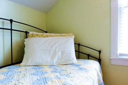 3BR Beautiful Remodeled Victorian w/ Beach Locker - image 9