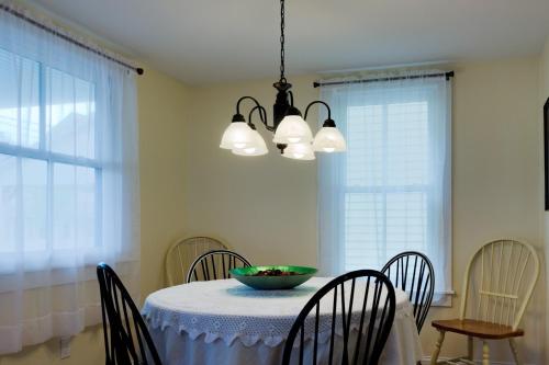 3BR Beautiful Remodeled Victorian w/ Beach Locker - image 2