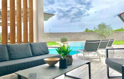 สระว่ายน้ำ, Vila Irena by Villas Guide in บาร์บัน