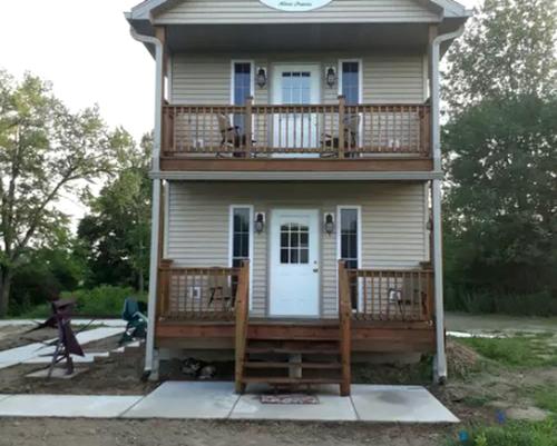 . Countryside Tiny House Rental for Weekend Getaway near Springfield, Illinois
