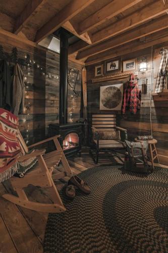 Cozy Log Cabin with an Indoor Fireplace Located on 70 Forested Acres in Leicester, Vermont in Brendona (VT)