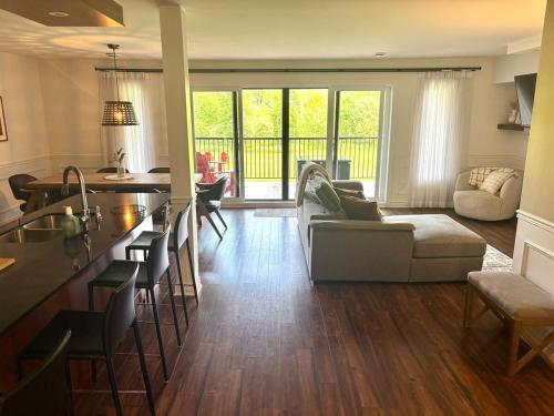 Condo de luxe au pied de la montagne in เซนต์-ซอเวียร์ (QC)