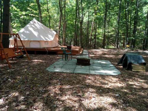 Remote Equipped Bell Tent Surrounded by Nature with Great Hiking Trails in Virginia in Čurčvilla (VA)