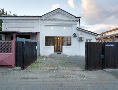 A szálláshely kívülről, Casa Albă (Casa Alba) in Roman